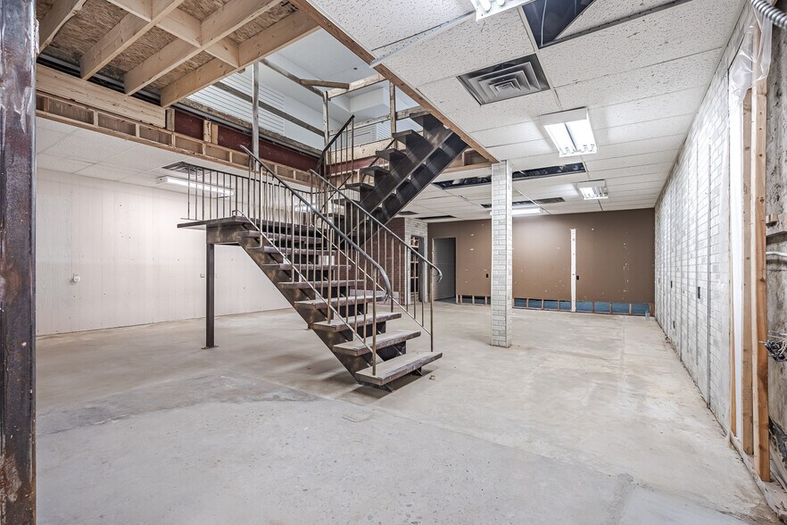 More Photos Of 5012 50 Av, Lloydminster General Retail For Sale