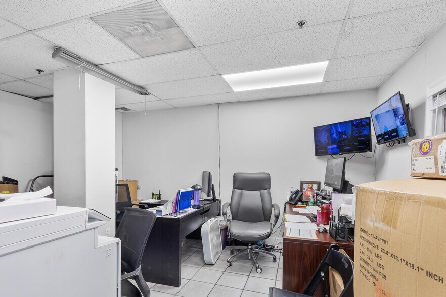 More Photos Of 13050 NW 43rd Ave, Opa Locka Warehouse For Lease