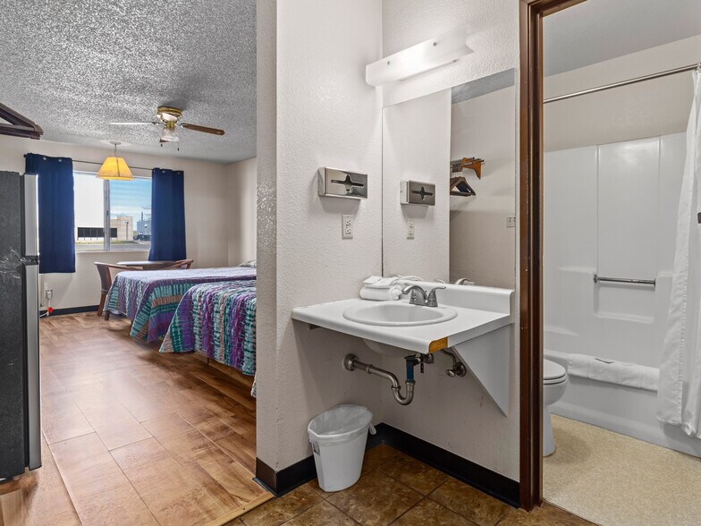 More Photos Of 1805 Westland Rd, Cheyenne Hotel For Sale