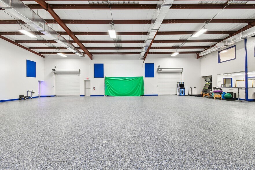 More Photos Of 14915 N Nebraska Ave, Tampa Showroom For Sale