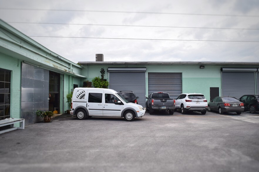 More Photos Of 290 NW 73rd St, Miami Service For Lease