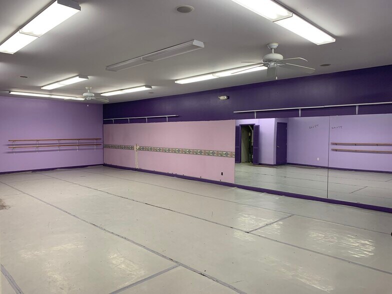 More Photos Of 141 Damon Rd, Northampton Storefront For Lease