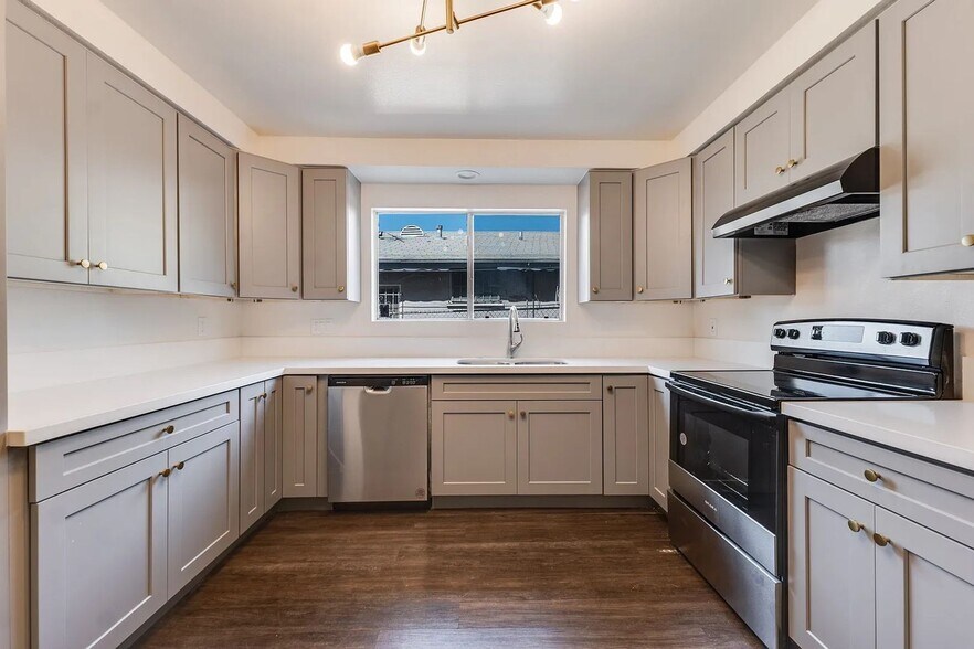 More Photos Of 540 Hyde Park Pl, Inglewood Apartments For Sale