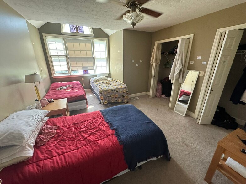 More Photos Of 1173 Manchester Ave SW, North Lawrence Office Residential For Sale