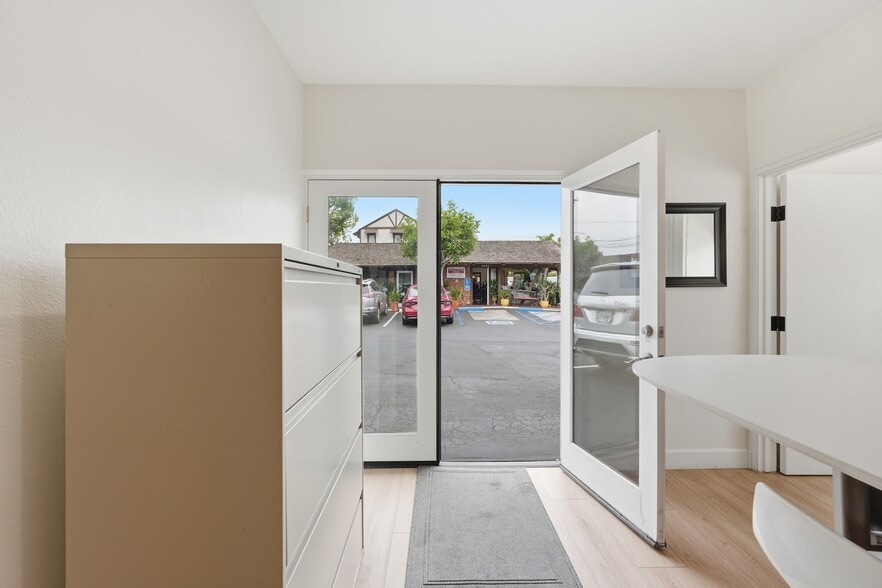 More Photos Of 1495 Glenneyre St, Laguna Beach Freestanding For Lease