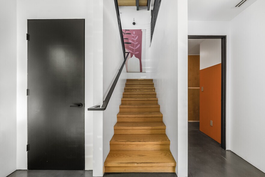 More Photos Of 2478 Penmar Ave, Venice Dormitory For Sale
