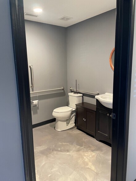 More Photos Of 2231 NW Broad St, Murfreesboro Showroom For Lease