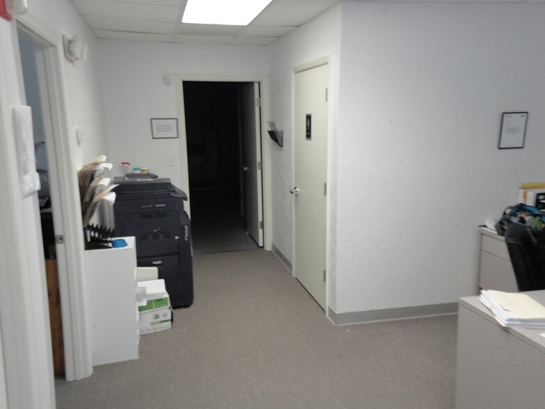 More Photos Of 2427 Porter Lake Dr, Sarasota Flex For Sale