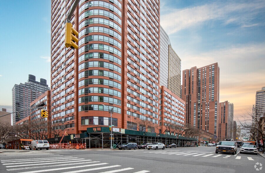 More Photos Of 1675 3rd Ave, New York Apartments For Lease