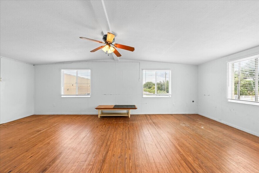 More Photos Of 5812 Missouri Ave, New Port Richey Flex For Sale