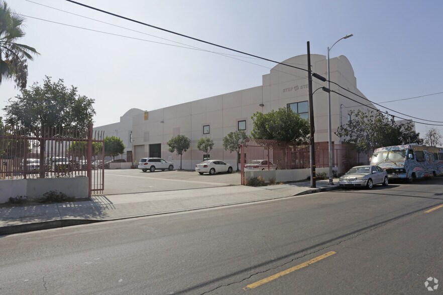 More Photos Of 2025-2027 Long Beach Ave, Los Angeles Warehouse For Lease