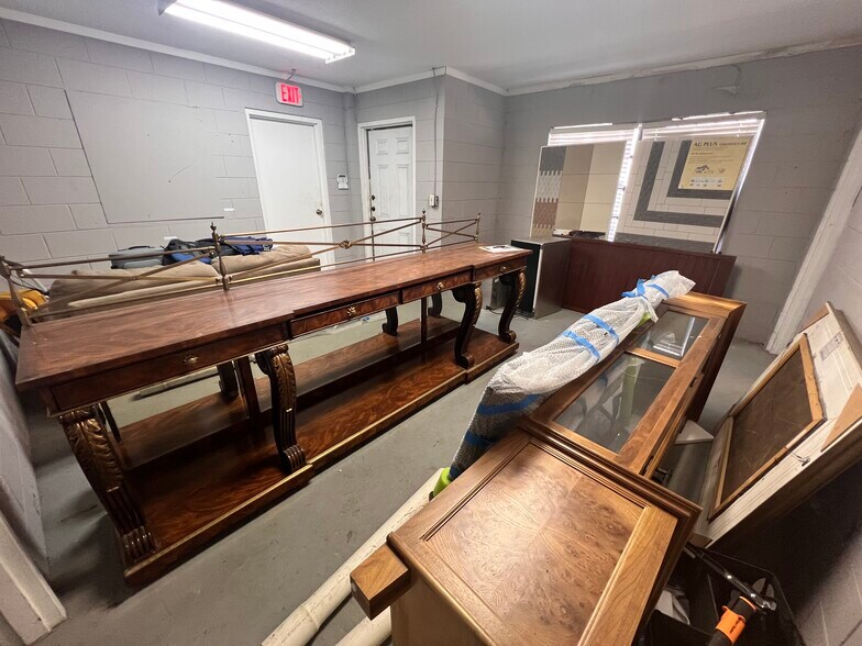 More Photos Of 2500 Dinneen Ave, Orlando Warehouse For Lease