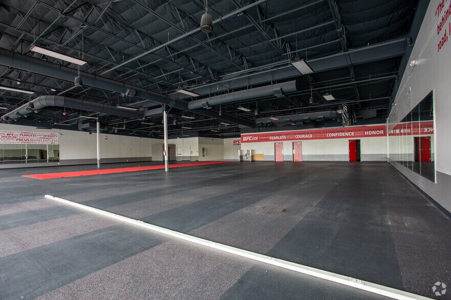 More Photos Of 8300-8360 N Thornydale Rd, Tucson Unknown For Lease