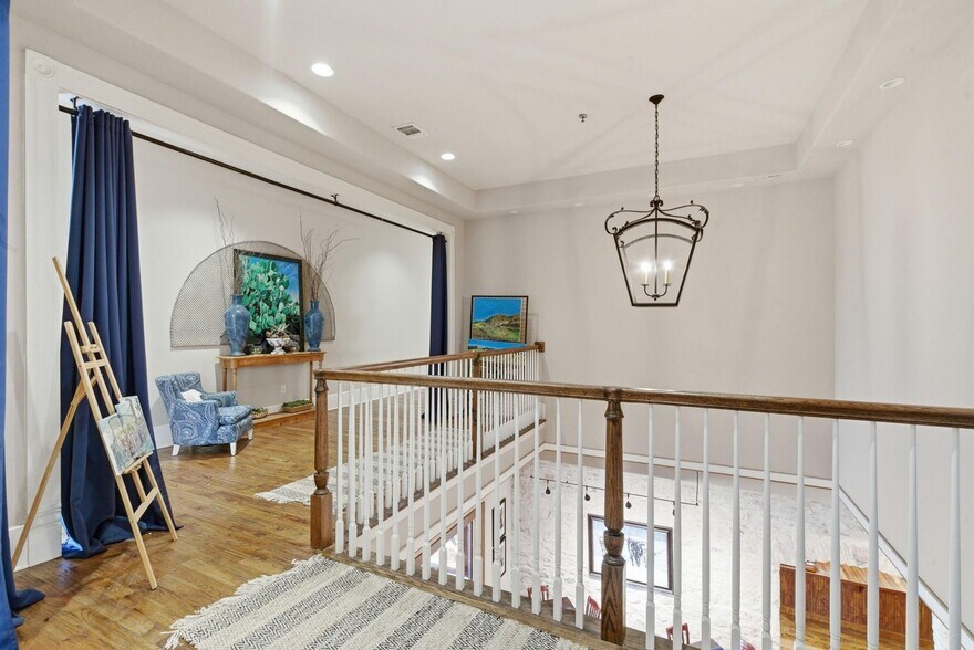 More Photos Of 103 N Pecan St, Hico Hotel For Sale