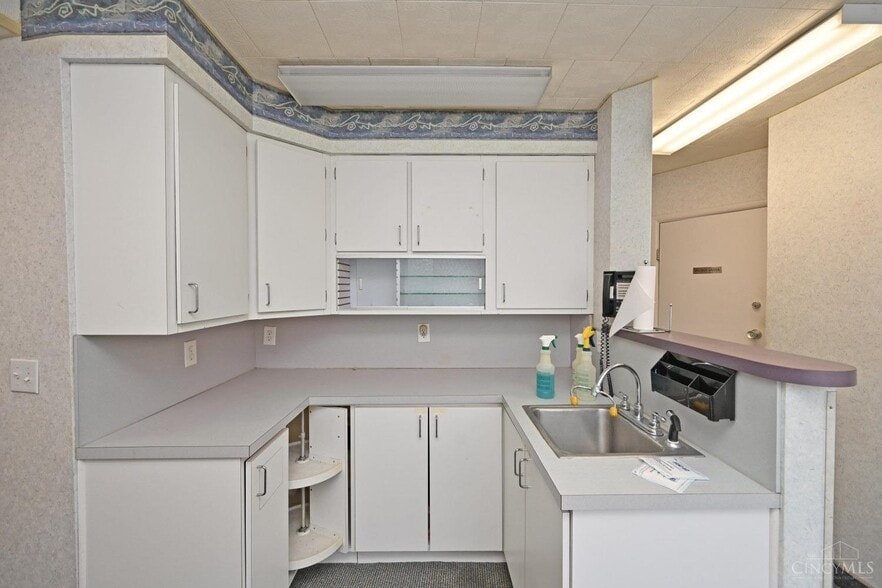 More Photos Of 910 Barry Ln, Cincinnati Medical For Lease