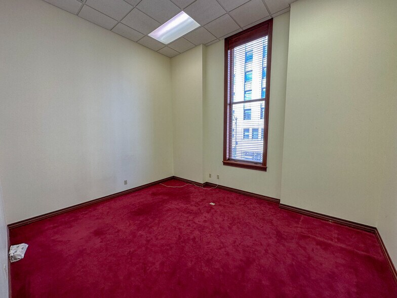 More Photos Of 200 S 6th St, Springfield Office For Lease