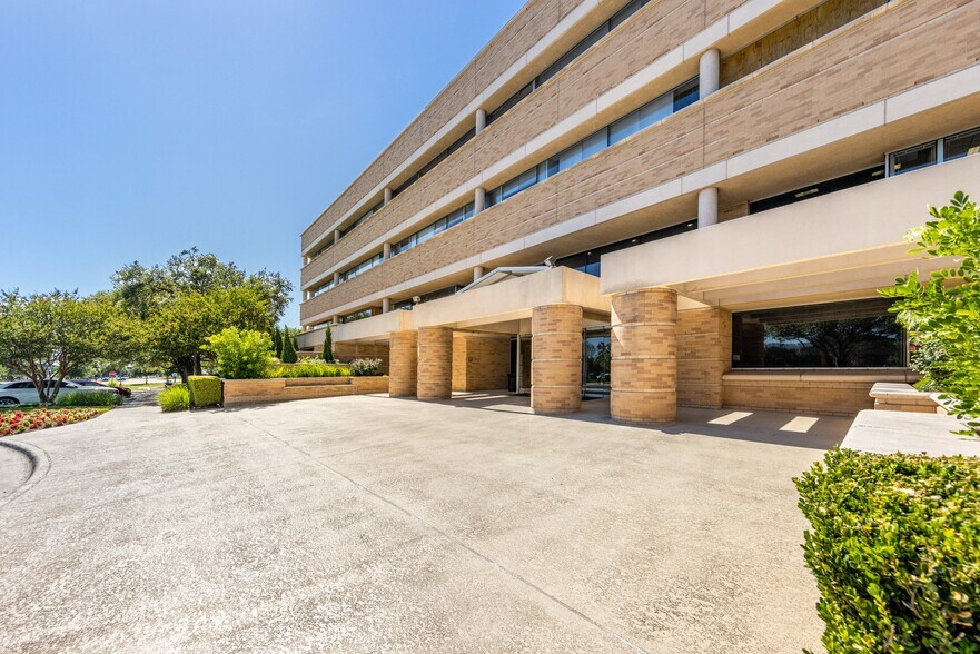 More Photos Of 101 W Louis Henna Blvd, Austin Office For Lease