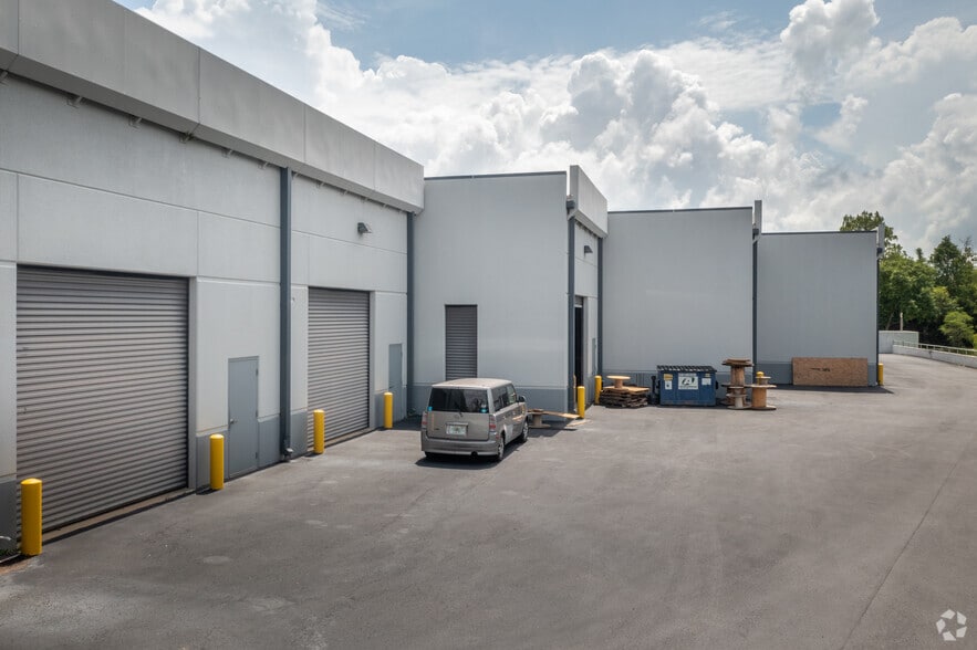 More Photos Of 13351 Saddle Rd, Fort Myers Warehouse For Lease