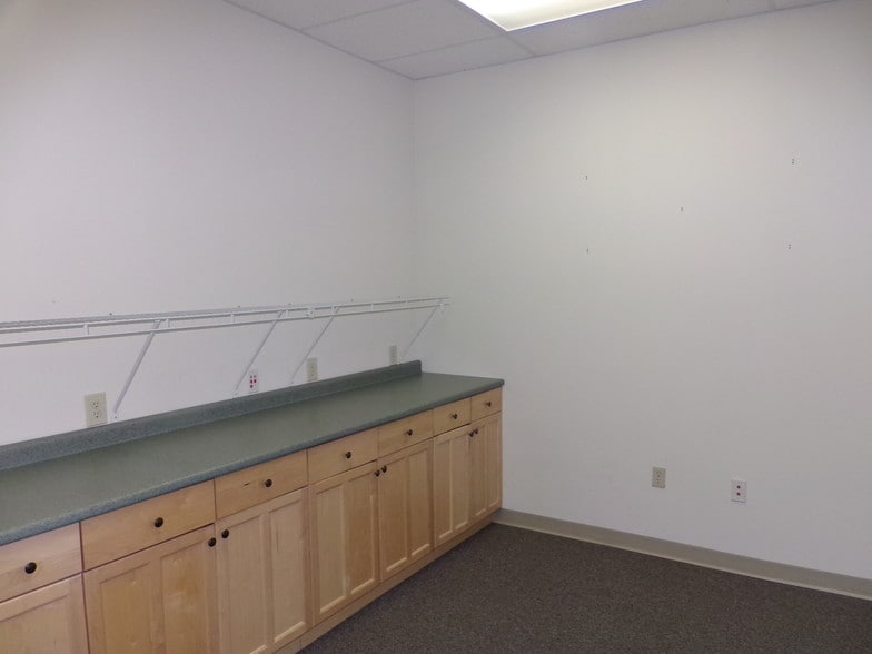 More Photos Of 171 Daniel Webster Hwy, Belmont Storefront Retail Office For Lease