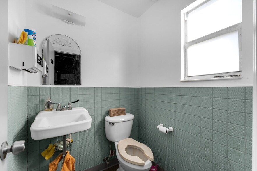 More Photos Of 7155-7159 NW 77th Ter, Miami Warehouse For Sale