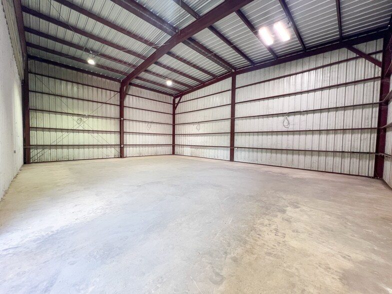 More Photos Of 13403 Western Oak Dr, Helotes Warehouse For Lease