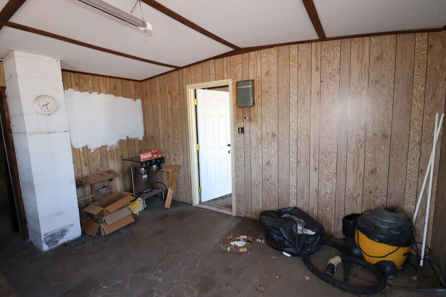 More Photos Of 22211 US Highway 63, Grand View Flex For Sale