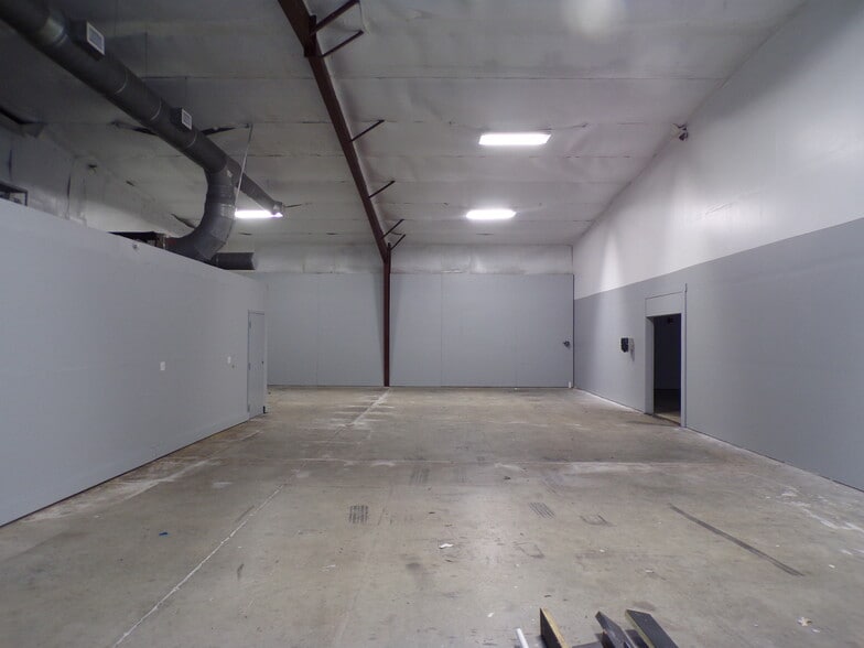 More Photos Of 845 Creative Dr, Lakeland Warehouse For Lease