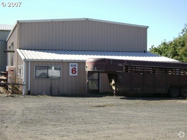 More Photos Of 210 Crestview St, Sutherlin Warehouse For Sale