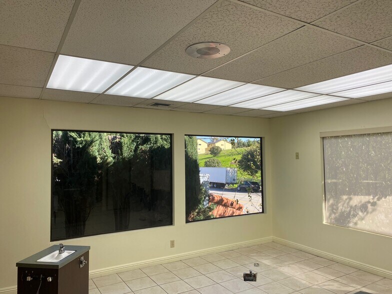 More Photos Of 23111 Ventura Blvd, Woodland Hills Medical For Lease