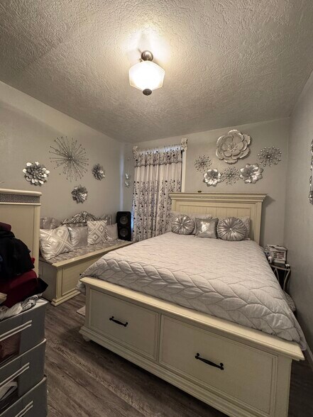 More Photos Of 1221 Overland Ave, Burley Storefront For Sale