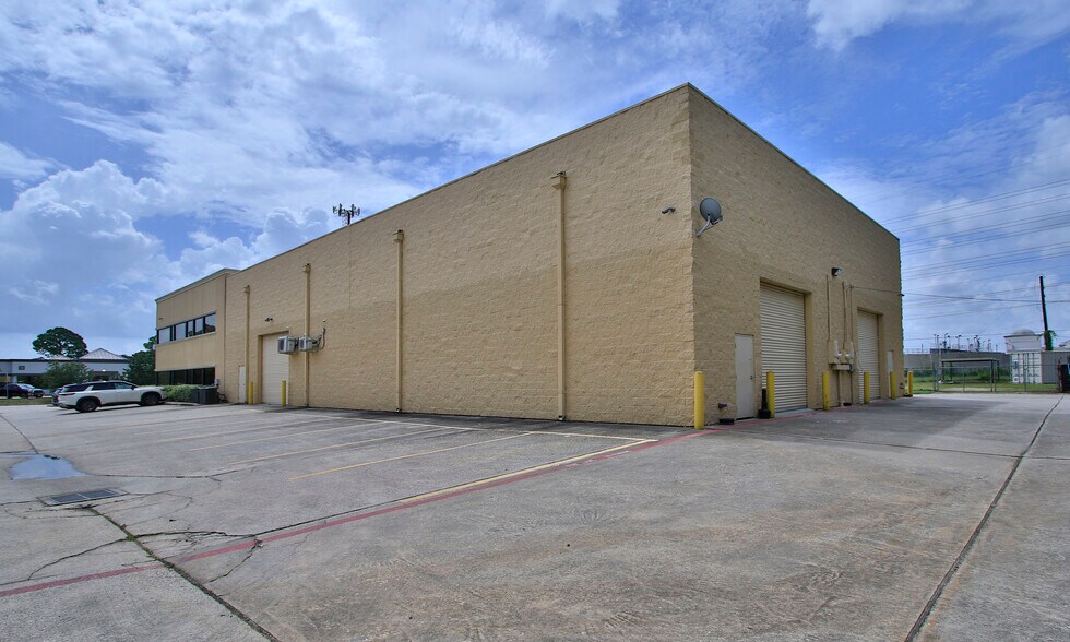 More Photos Of 25349-25351 Borough Park Dr, Spring Light Manufacturing For Sale