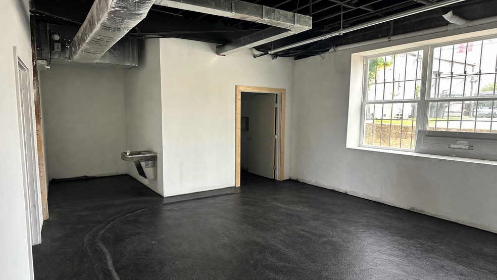More Photos Of 211-215 E Hutchison St, San Marcos Storefront Retail Office For Lease