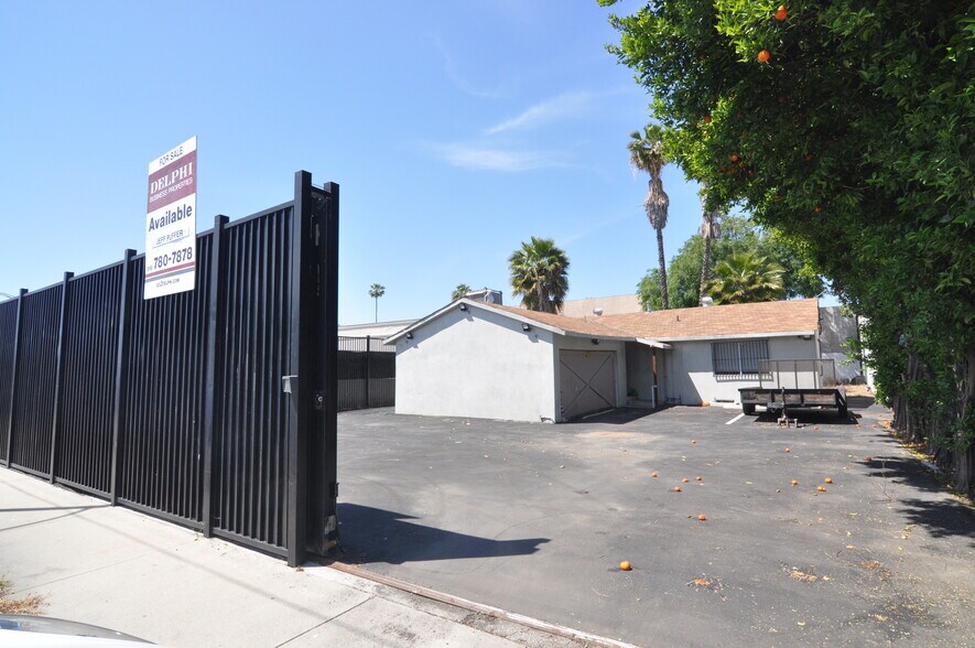 Primary Photo Of 16123 Wyandotte St, Van Nuys Service For Lease