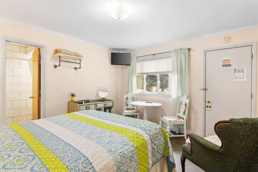 More Photos Of 4871 U.S. 31, Eastport Hotel For Sale