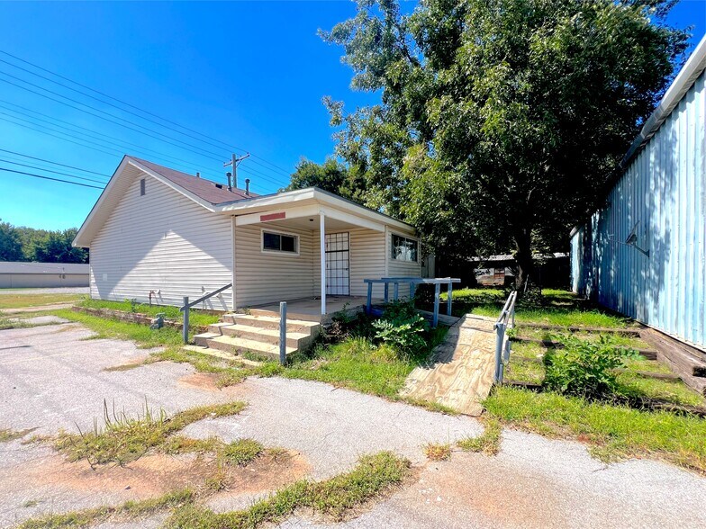 More Photos Of 127 N 9th St, Chickasha Auto Repair For Sale