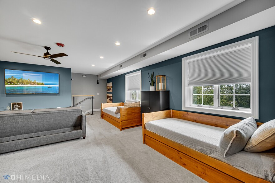 More Photos Of 2108-2260 Ferry Rd, Naperville Showroom For Sale
