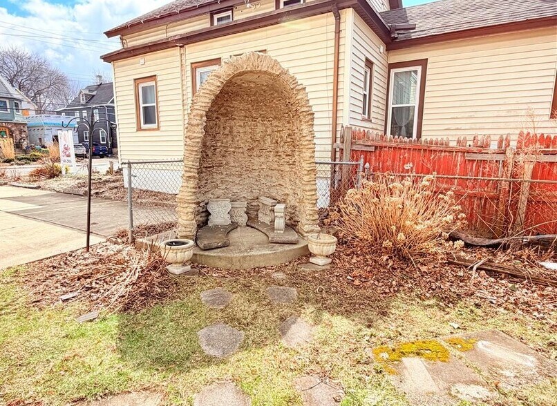 More Photos Of 158 Lake St, Hamburg General Retail For Sale