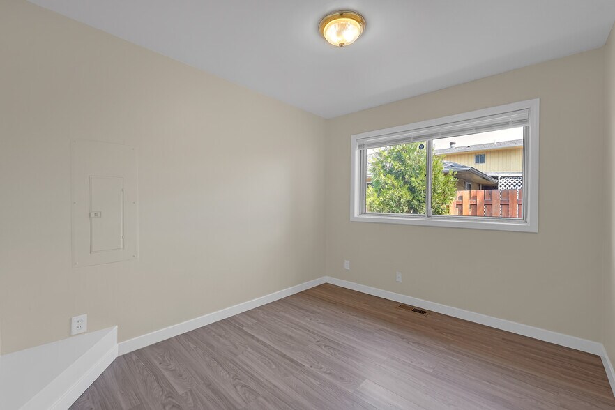 More Photos Of 9212 SE Bush St, Portland Specialty For Sale