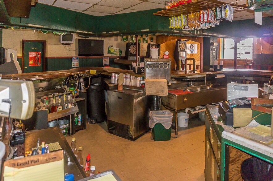 More Photos Of 318 W North Water St, New London Bar For Sale