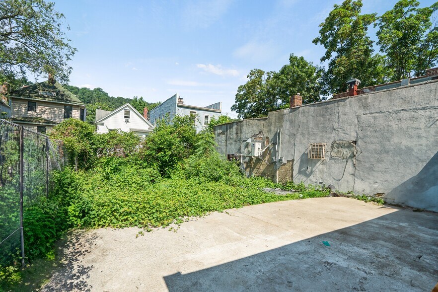 More Photos Of 40-44 Warren Street, Staten Island Convenience Store For Lease