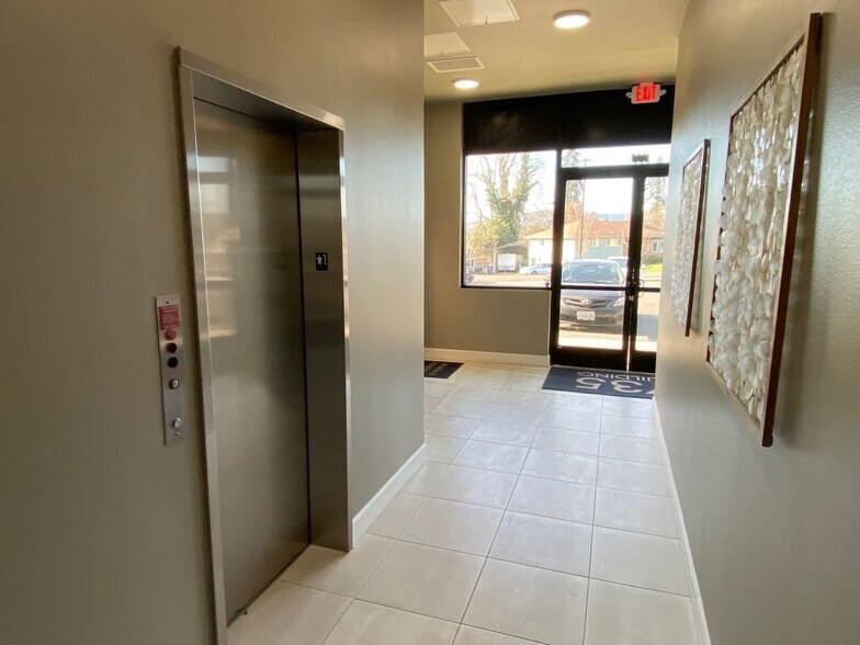 More Photos Of 735 E Clarendon St, Gladstone Office For Sale