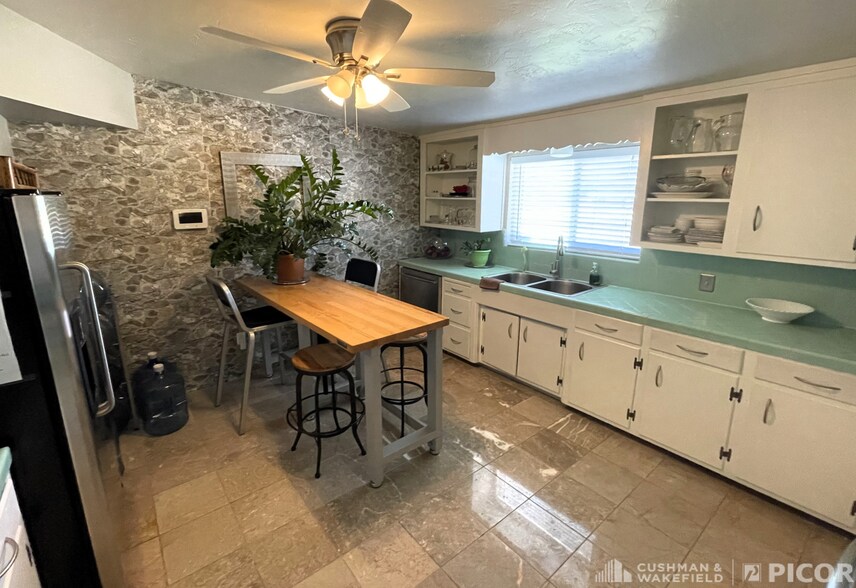 More Photos Of 1102 W Ina Rd, Tucson Light Distribution For Sale