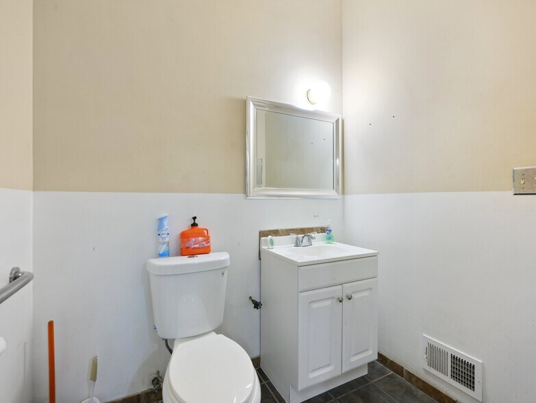 More Photos Of 1225 Royal Dr, Conyers Warehouse For Lease