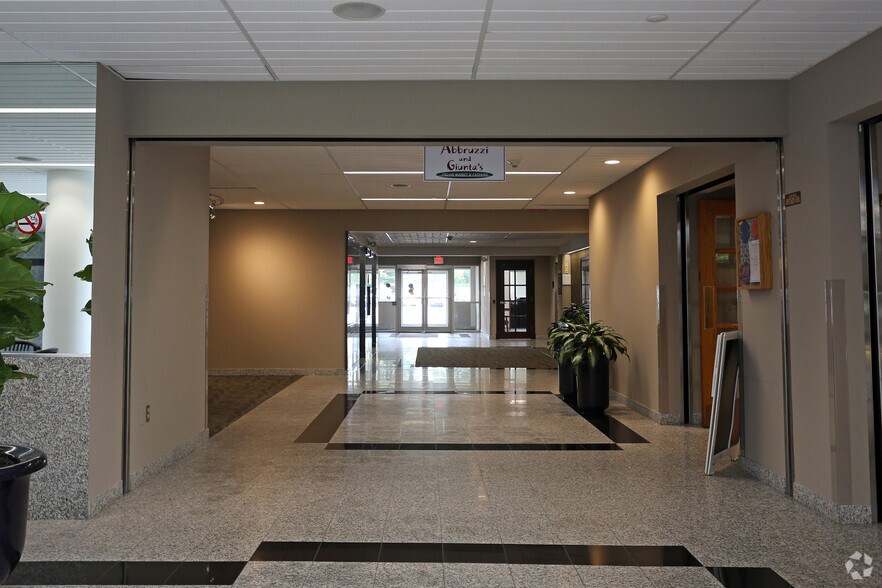 More Photos Of 6000 Midlantic Dr, Mount Laurel Office For Lease
