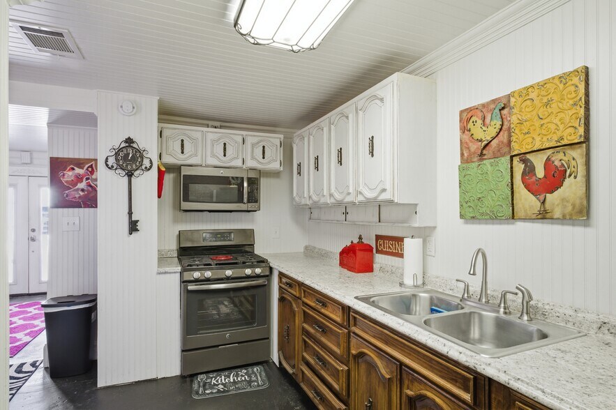 More Photos Of 10 S Side Sq, Cooper Freestanding For Sale