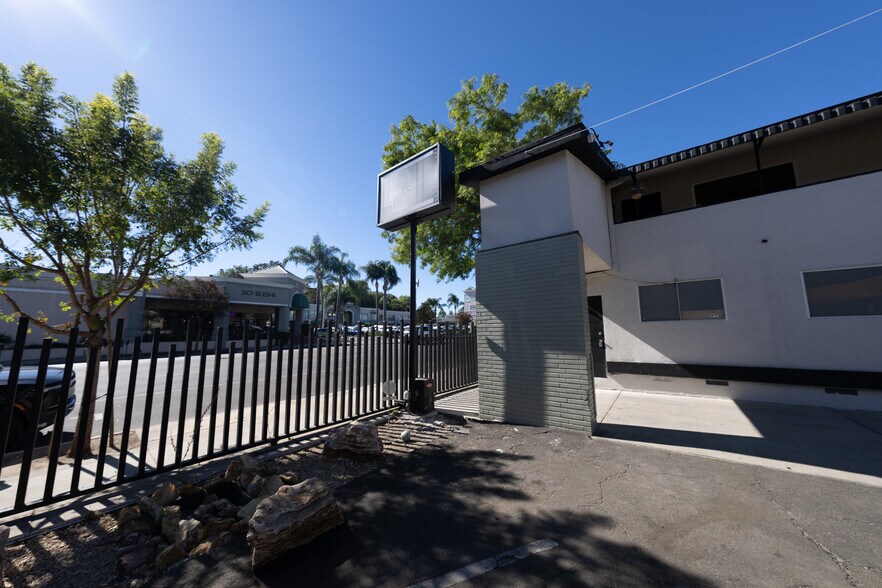 More Photos Of 19525-19527 Ventura Blvd, Tarzana Medical For Sale