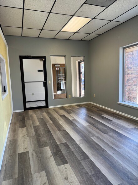 More Photos Of 101 SE 4th St, Moore Office For Lease