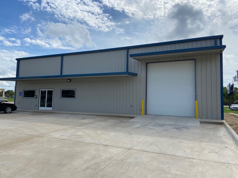 Primary Photo Of 513 Connie, Hewitt Industrial For Lease