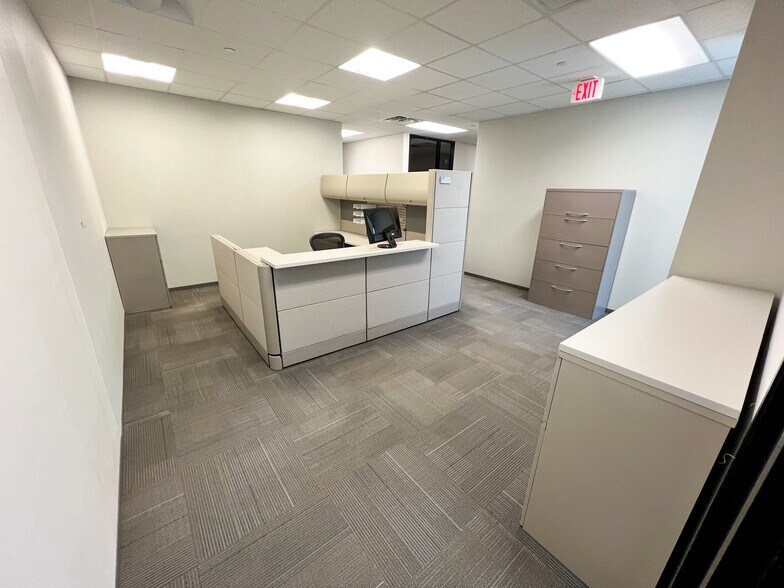 More Photos Of 303 Veterans Airpark Ln, Midland Office For Lease
