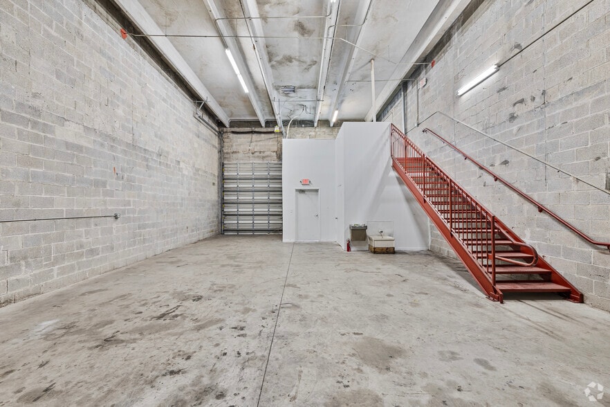 More Photos Of 13420-13432 NW 38th Ct, Opa Locka Warehouse For Lease